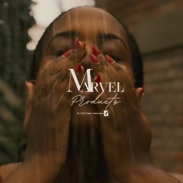 Femme se lavant le visage avec un soin Marvel