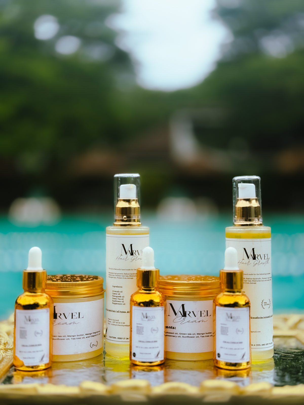 Marvel Face Bliss, Hair Growth et Cream présentés au bord d'une piscine